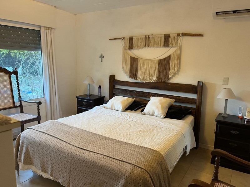 Excelente casa en el Tesoro con amplio jardín y parrillero